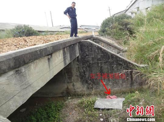 图为惠州铁路公安处民警在巡逻时发现火车涵洞旁有一女孩蜷缩成一团的现场 刘辉 摄