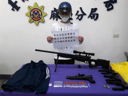 谢姓男子持模型枪27日清晨先后到两家超市抢劫,得手2500元(新台币)后载着女友去买毒,警方掌握情况后,不到2小时就将人逮捕到案,一并查获毒品通缉犯的女友。图片来源:台湾中时电子报。摄影:万于甄。