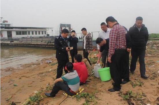 水公安休渔期严打非法捕捞 三男子用电鱼机被