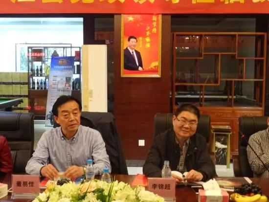 中江县县政协主席董易佳向与会人员介绍中江县发展情况