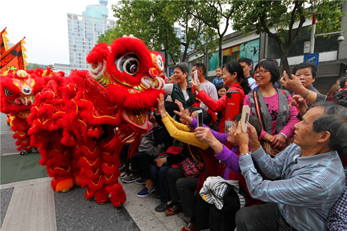 市民在巡游路线上热情互动