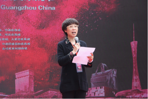中国皮革协会副秘书长——叶香菊女士为开幕式致辞