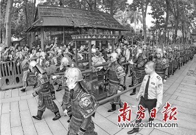 佛山一年一度的民俗盛事北帝诞开始，小北帝像从祖庙抬出参与巡游。戴嘉信 摄