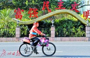 张克良骑行在五羊邨附近马路上。