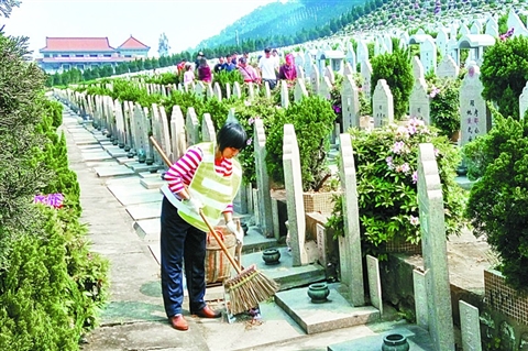 昨日，前来顺德飞鹅墓园祭拜的市民不算太多。佛山日报记者覃征鹏摄