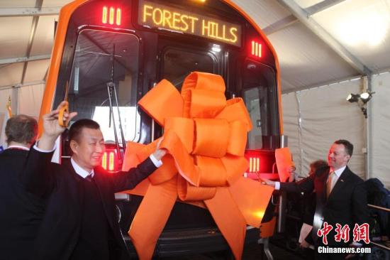 4月3日，由中国中车集团为美国波士顿设计建造的橙线地铁实车模型在波士顿市政厅广场与当地公众见面。图为现场嘉宾为展出的橙线地铁实车模型剪彩。中新社记者 马德林 摄