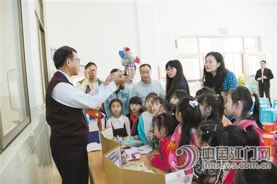 台湾创新发明教育团老师介绍创新作品。