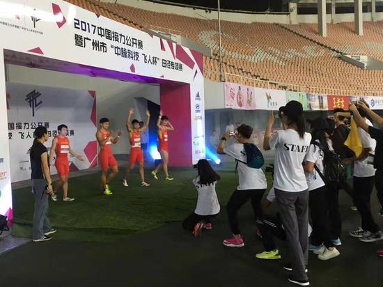 飞人杯接力赛天体开跑 中国队现场助阵_新浪广