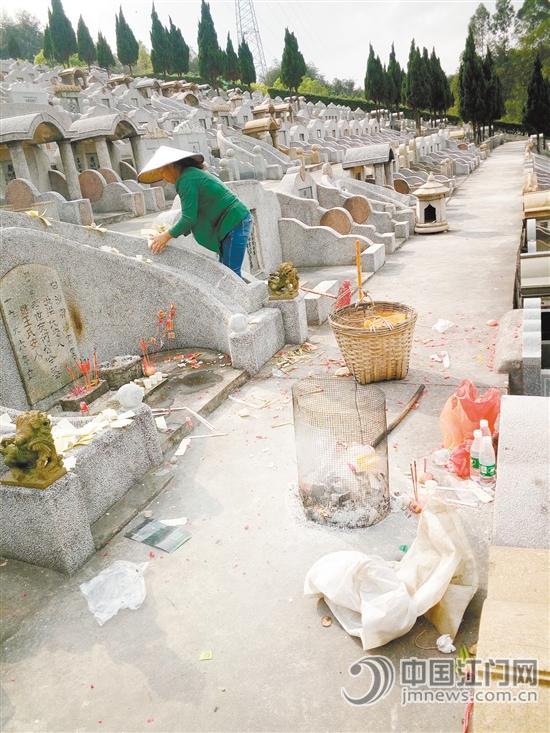 江门长青墓园的保洁员忙着清理祭祀垃圾。