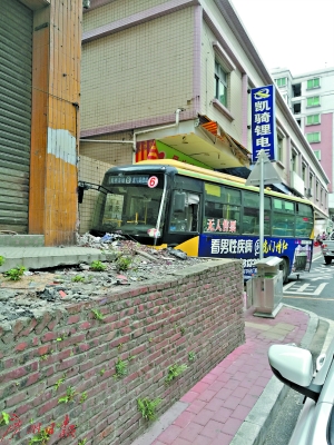 东莞公交车闹市刹车失灵 司机紧急撞墙停车全