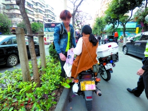 江门骑手用百元真钞挡摩托车号牌 被罚400元记