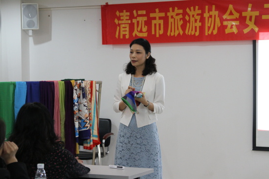 清远市妇联兼职副主席周琳女士在授课。
