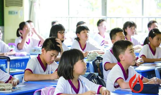 三水区实验小学学生在课堂上认真做笔记。4月1日,三水出台高层次人才子女入学新政策,凡符合条件者,其子女可享受户籍学生同等待遇。/佛山日报记者陈浩森摄