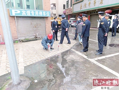 施工人员在拆除地锁。