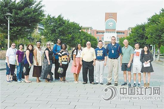 2015年4月，美国河滨市罗夫高中师生到访江门一中。