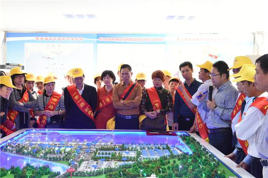 税企人员参观徐闻港区及其配套基础设施项目建设/戴思丽 摄