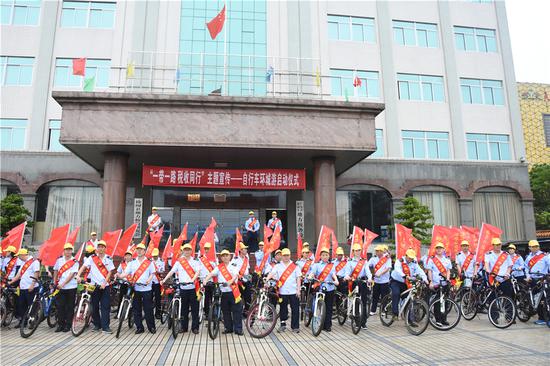 湛江市徐闻县国地税骑行宣传队从县地税局出发/戴思丽 摄