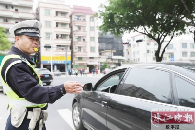 昨天早高峰时段，李汉锋在深宁路与港口路路口处执勤。