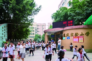 每年的中小学招生政策都是家长们十分关注的焦点。（资料图片）广州日报记者苏俊杰 摄