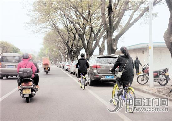 市区单车道少，市民骑共享单车不得不与机动车争道，十分危险。 郭永乐 摄