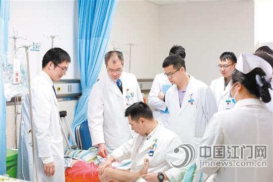 江门市中心医院四肢关节骨科医生正在查看“三无”病人的术后情况。医院提供