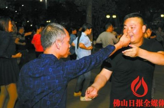 市民在咏春师傅教授下学习咏春拳。/杨世聪摄