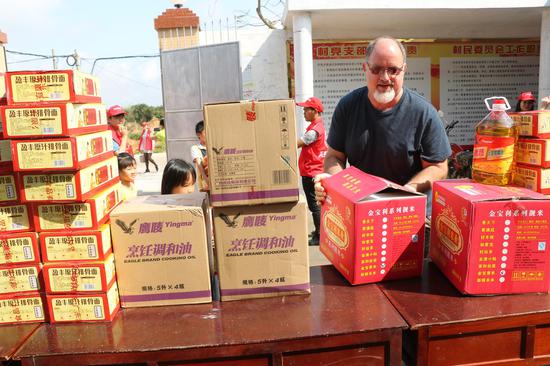 天德志愿者携手国际友人慰问贫困户 扶助贫困