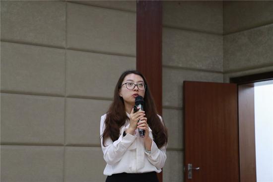 杨嫔玉老师进行演讲 叶艺璇摄