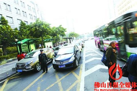 汾江中路市中医院公交车站台前的位置都被私家车霸占,到站的公交车只能在路中间上落客。/佛山日报记者王伟楠摄