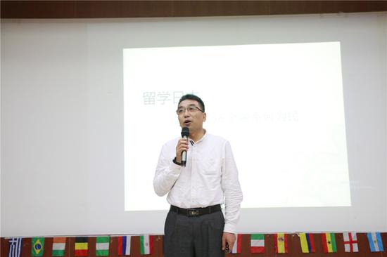 何为民老师进行演讲 叶艺璇摄