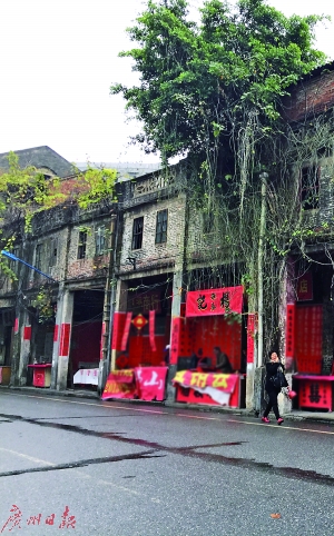 每年临近春节,筷子路挥春街就会“别样红”。