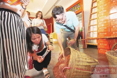 广东省文物考古研究所研究员邱立诚现场对恐龙蛋化石进行初步鉴定。