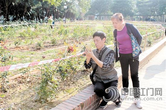 两位市民正在东湖公园赏花。何传贵/摄