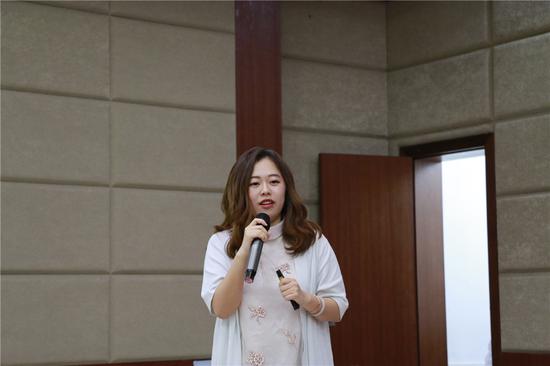 黄杰翔老师进行演讲 叶艺璇摄