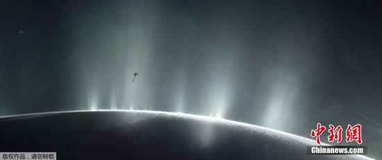 图为土星探测器卡西尼号飞经土卫二表面的喷射羽流。