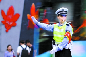 中山路与吉祥路路口，交警在风雨中指挥交通。广州日报全媒体记者莫伟浓 摄