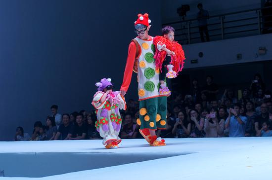 压轴出场色彩缤纷的服装作品