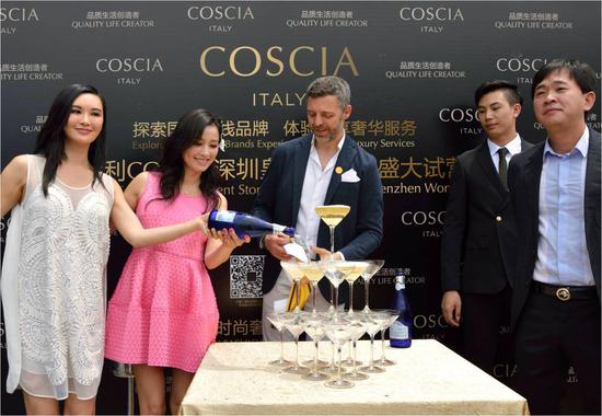特邀明星张庭,林瑞阳,莫小棋出席,和COSCIA家族Firenzo先生共同剪彩。