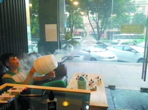 一名身穿校服的学生在抽电子烟。