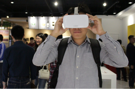 手机消费市场大动作 苏宁易购开第一家手机潮