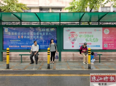 佛山中医院公交站增设了候车坐凳