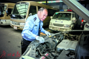 左辉在修理警车。