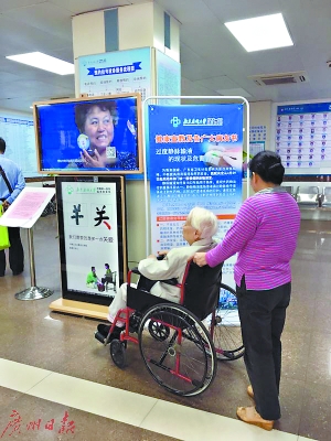 医院向患者普及过度静脉输液有危害的知识。
