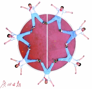 学生摆出各种造型拍毕业照。