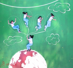 学生摆出各种造型拍毕业照。