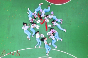 学生摆出各种造型拍毕业照。