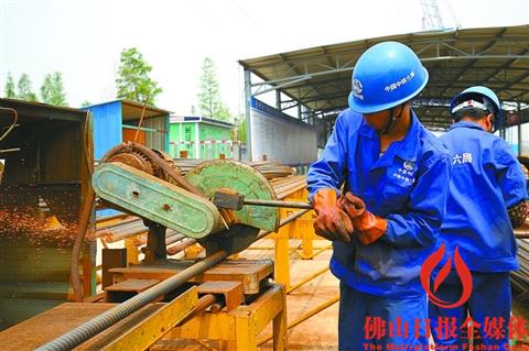 昨日,佛山地铁3号线高村站工地,工人正在紧张施工。/佛山日报记者张弘弢摄