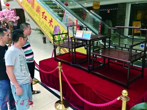 “五一”假期，在新会“中国古典家具之都”，游客在参观精品红木家具。