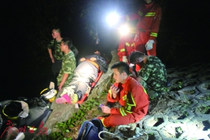 萝岗荒山夜救驴友。