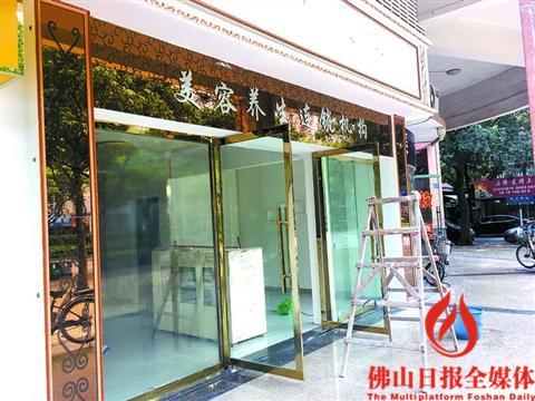 昨日,原帝豪施洛美容院内,工人正在装修。
